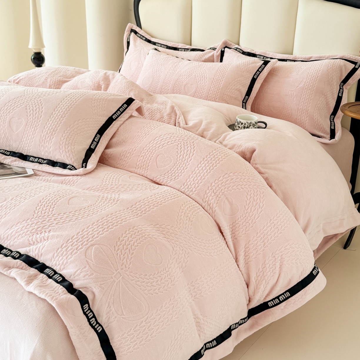 91家纺网 家纺一手货源 找家纺 潮邦创意家居 2025新款冬季雕花牛奶绒四件套-简逸黑钻 简逸黑钻-粉色