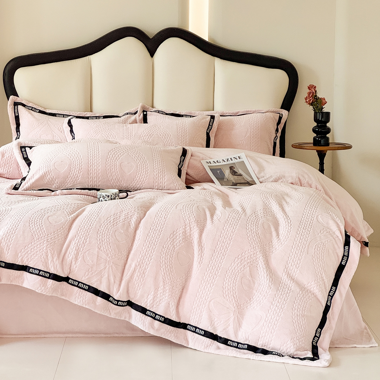 91家纺网 家纺一手货源 找家纺 潮邦创意家居 2025新款冬季雕花牛奶绒四件套-简逸黑钻 简逸黑钻-粉色