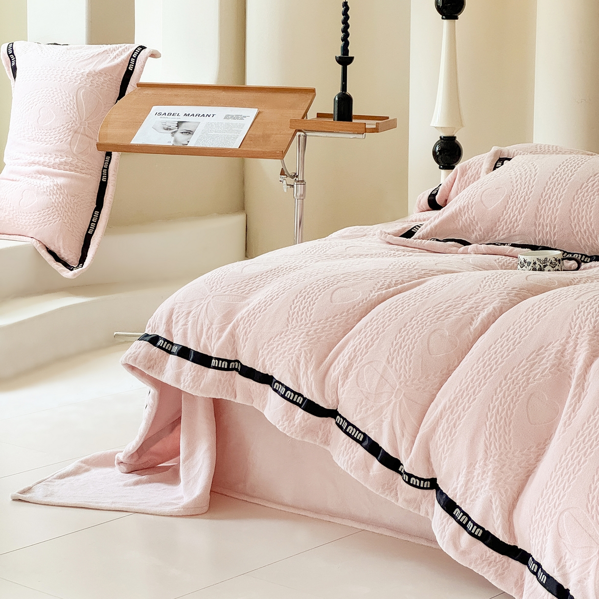 91家纺网 家纺一手货源 找家纺 潮邦创意家居 2025新款冬季雕花牛奶绒四件套-简逸黑钻 简逸黑钻-粉色