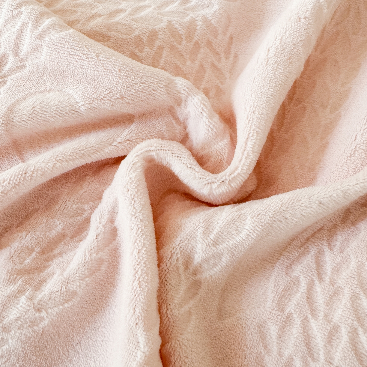 91家纺网 家纺一手货源 找家纺 潮邦创意家居 2025新款冬季雕花牛奶绒四件套-简逸黑钻 简逸黑钻-粉色