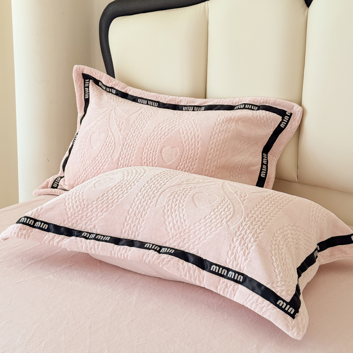 91家纺网 家纺一手货源 找家纺 潮邦创意家居 2025新款冬季雕花牛奶绒四件套-简逸黑钻 简逸黑钻-粉色