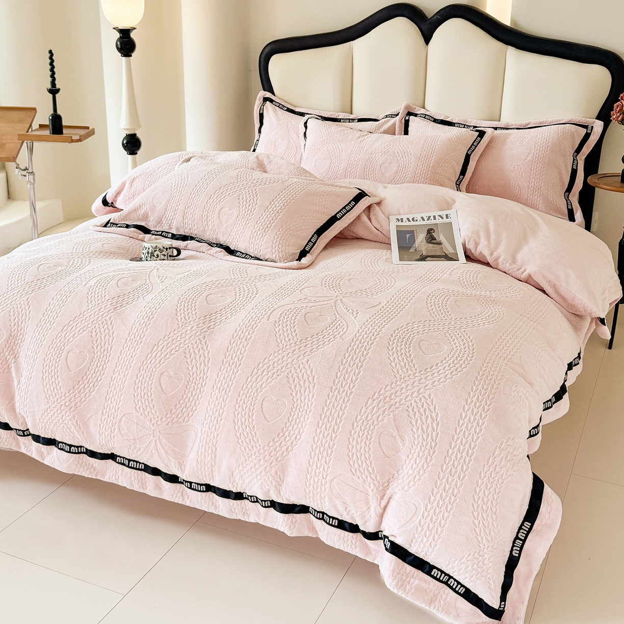 91家纺网 家纺一手货源 找家纺 潮邦创意家居 2025新款冬季雕花牛奶绒四件套-简逸黑钻 简逸黑钻-粉色