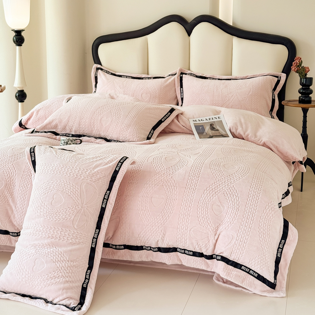 91家纺网 家纺一手货源 找家纺 潮邦创意家居 2025新款冬季雕花牛奶绒四件套-简逸黑钻 简逸黑钻-粉色