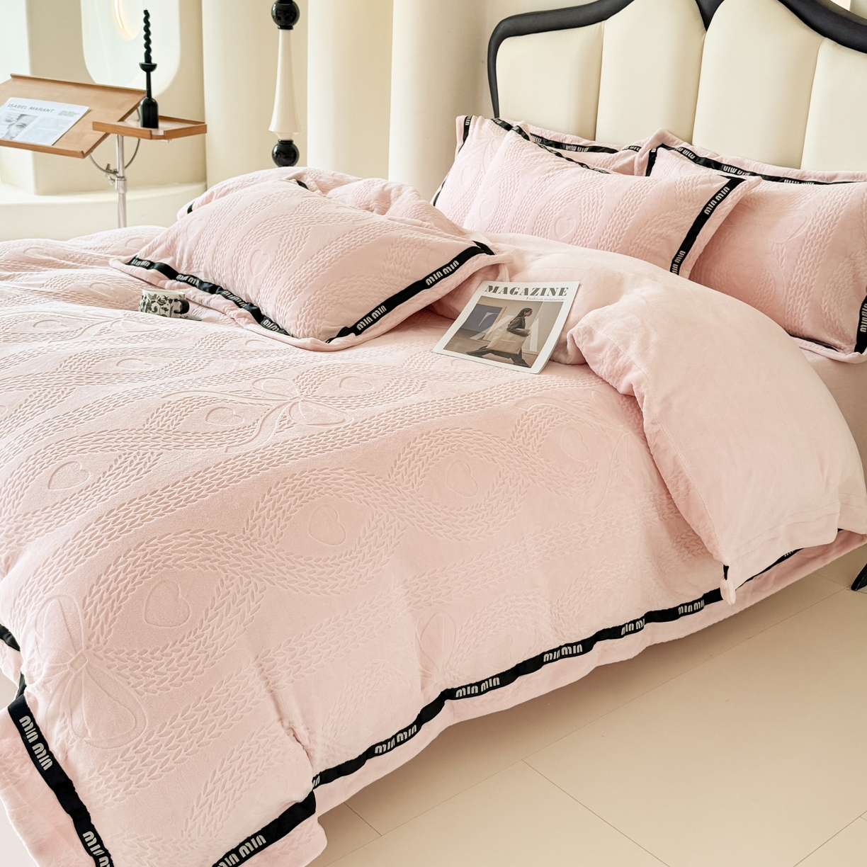 91家纺网 家纺一手货源 找家纺 潮邦创意家居 2025新款冬季雕花牛奶绒四件套-简逸黑钻 简逸黑钻-粉色