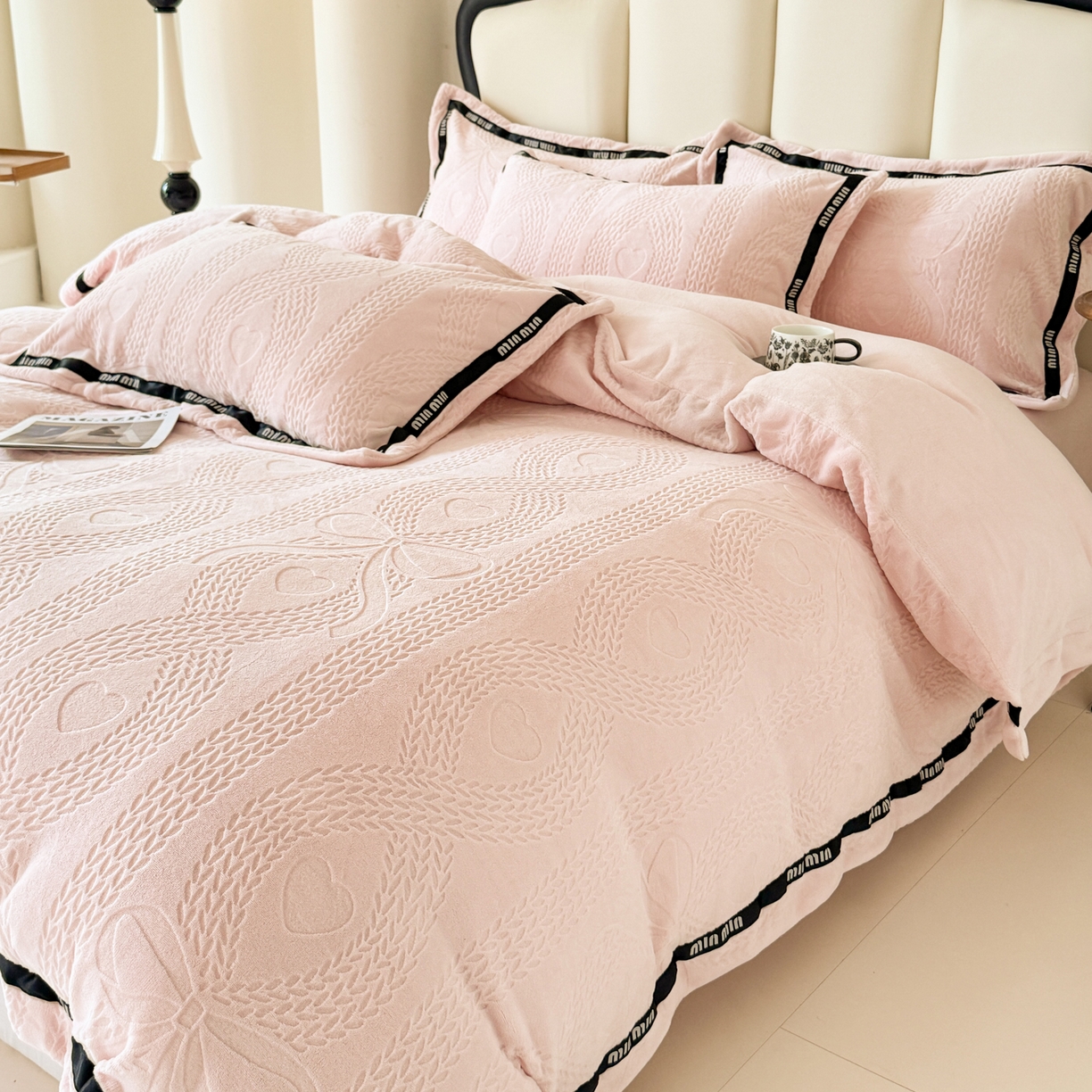 91家纺网 家纺一手货源 找家纺 潮邦创意家居 2025新款冬季雕花牛奶绒四件套-简逸黑钻 简逸黑钻-粉色