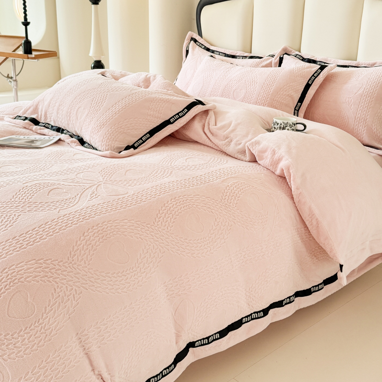 91家纺网 家纺一手货源 找家纺 潮邦创意家居 2025新款冬季雕花牛奶绒四件套-简逸黑钻 简逸黑钻-粉色