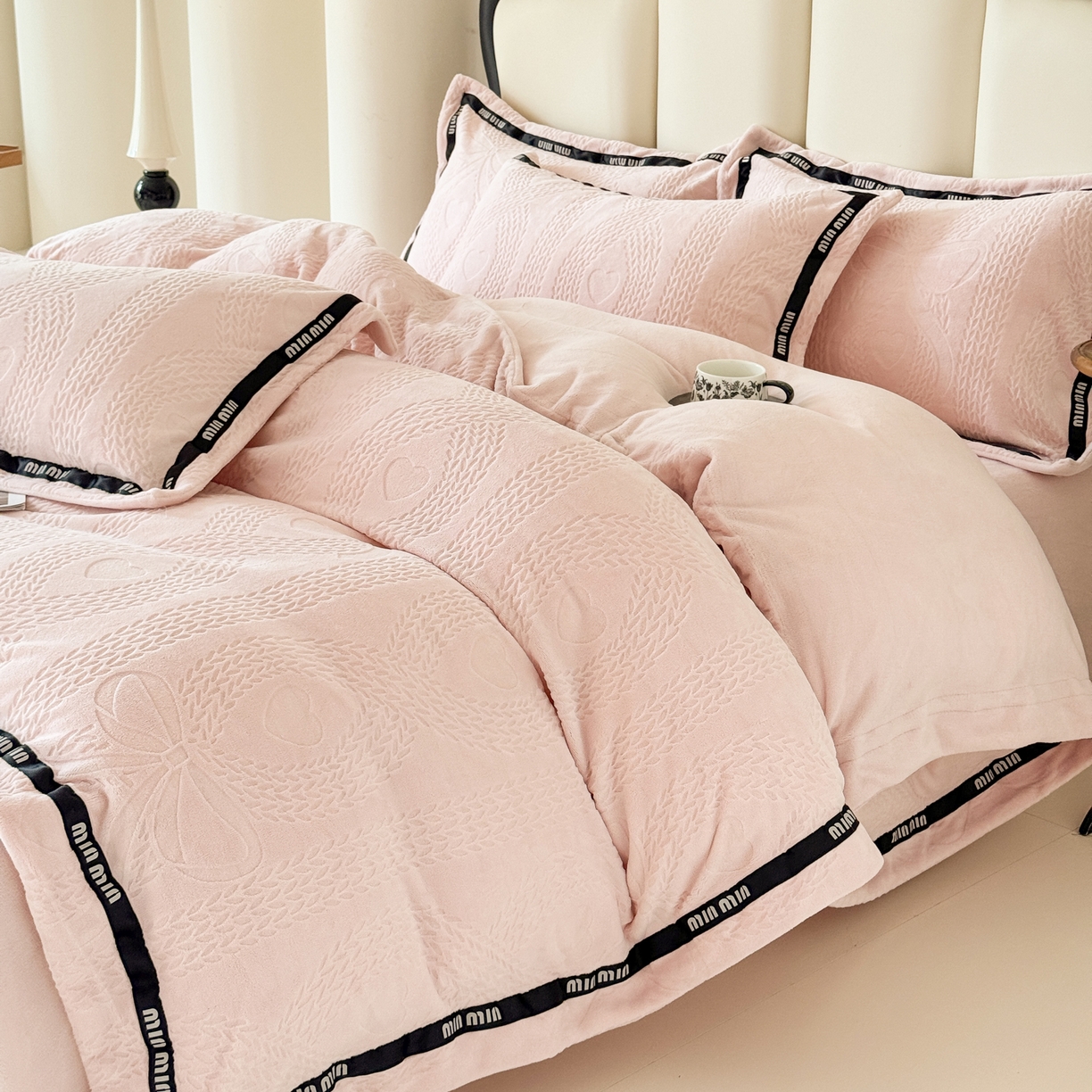 91家纺网 家纺一手货源 找家纺 潮邦创意家居 2025新款冬季雕花牛奶绒四件套-简逸黑钻 简逸黑钻-粉色