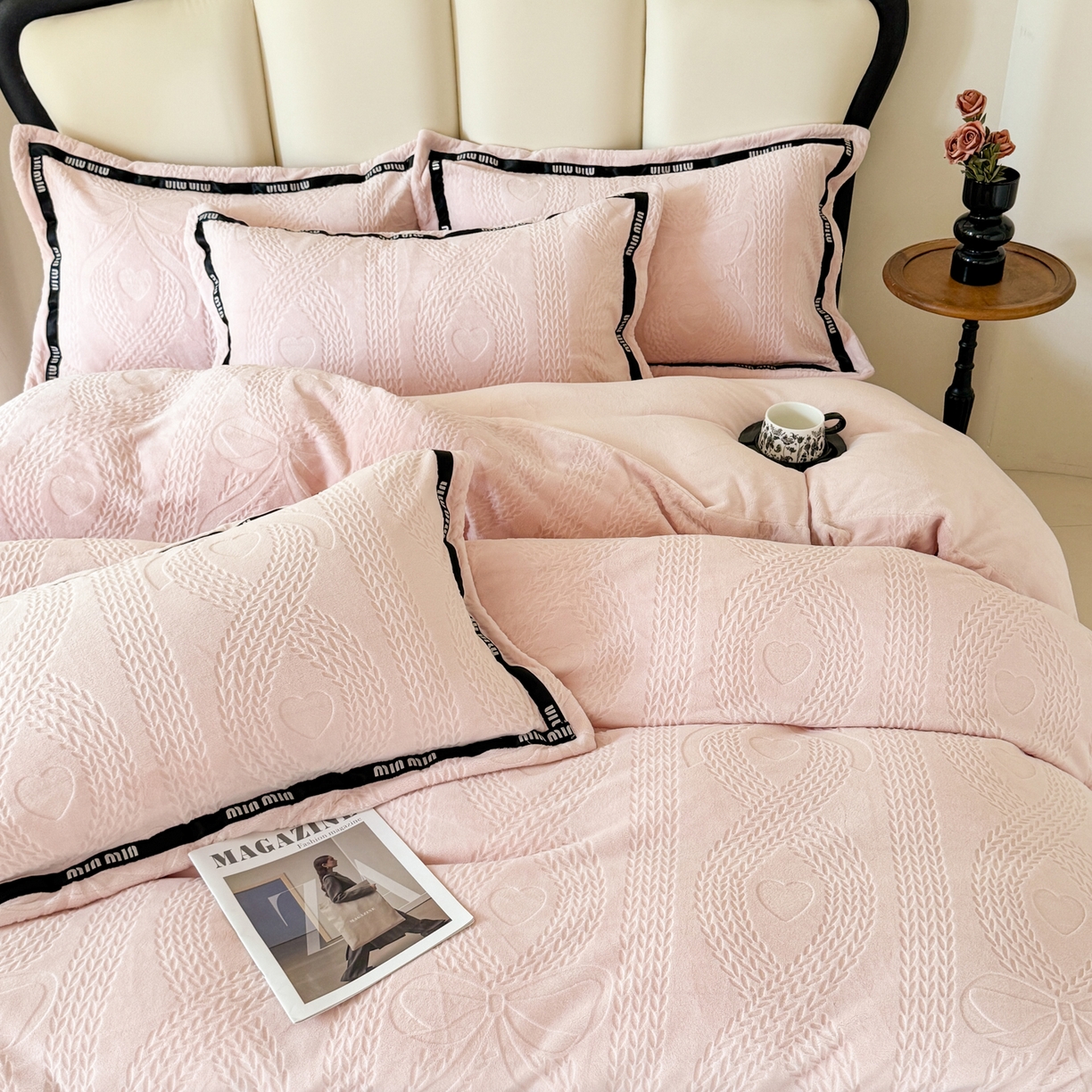 91家纺网 家纺一手货源 找家纺 潮邦创意家居 2025新款冬季雕花牛奶绒四件套-简逸黑钻 简逸黑钻-粉色