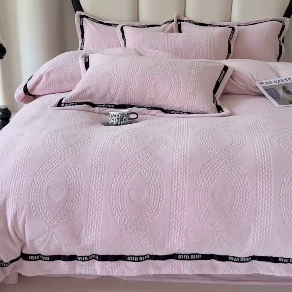 91家纺网 家纺一手货源 找家纺 潮邦创意家居 2025新款冬季雕花牛奶绒四件套-简逸黑钻 简逸黑钻-粉色