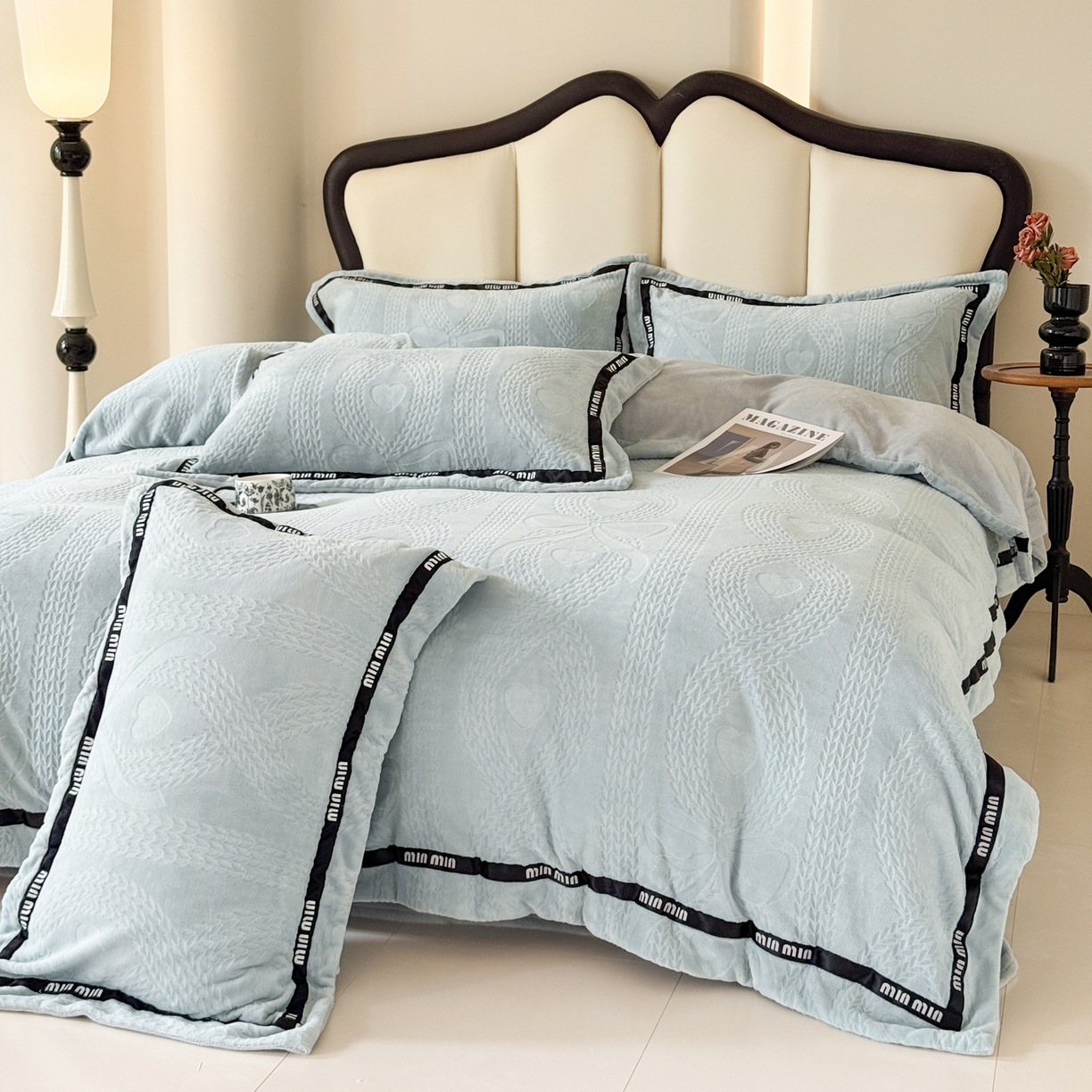 91家纺网 家纺一手货源 找家纺 潮邦创意家居 2025新款冬季雕花牛奶绒四件套-简逸黑钻 简逸黑钻-浅蓝