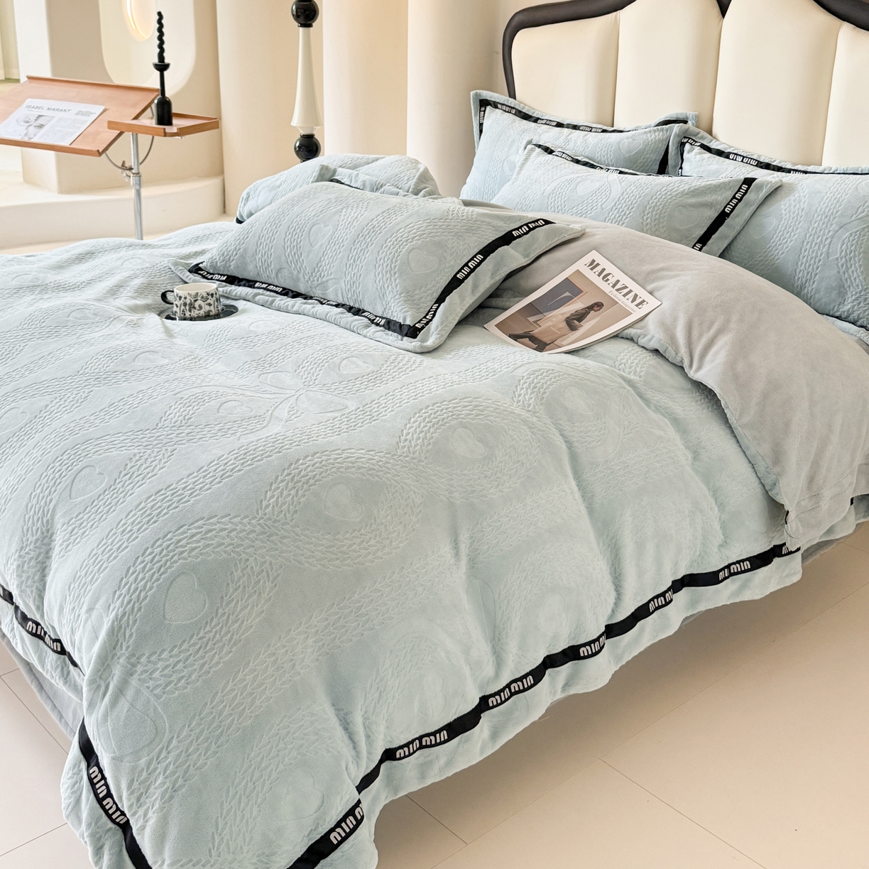 91家纺网 家纺一手货源 找家纺 潮邦创意家居 2025新款冬季雕花牛奶绒四件套-简逸黑钻 简逸黑钻-浅蓝