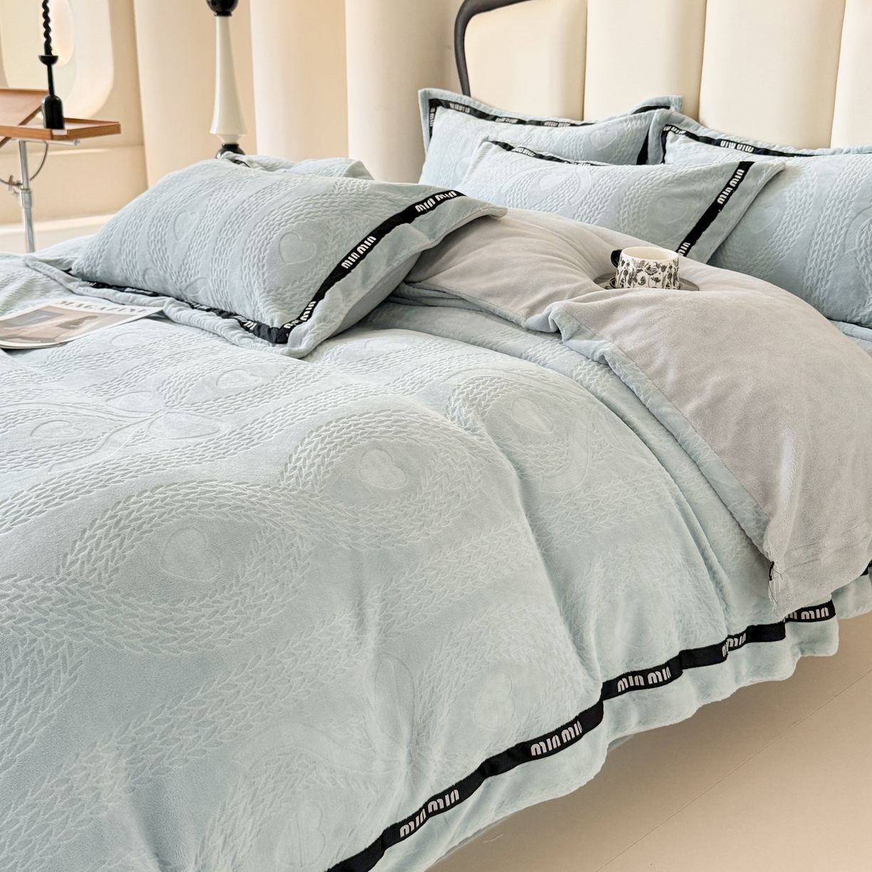 91家纺网 家纺一手货源 找家纺 潮邦创意家居 2025新款冬季雕花牛奶绒四件套-简逸黑钻 简逸黑钻-浅蓝