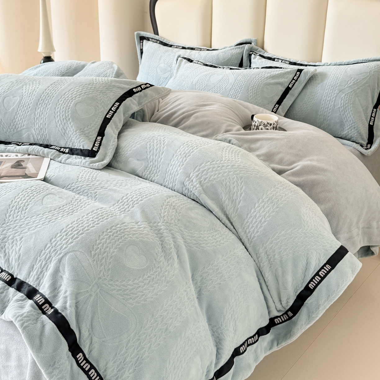 91家纺网 家纺一手货源 找家纺 潮邦创意家居 2025新款冬季雕花牛奶绒四件套-简逸黑钻 简逸黑钻-浅蓝