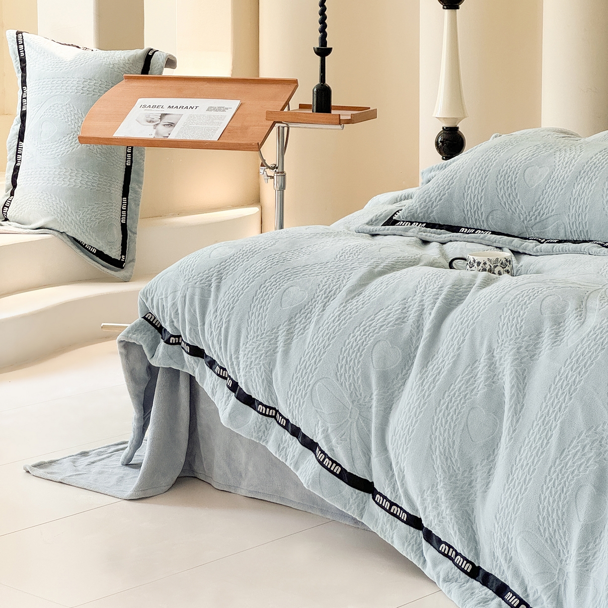 91家纺网 家纺一手货源 找家纺 潮邦创意家居 2025新款冬季雕花牛奶绒四件套-简逸黑钻 简逸黑钻-浅蓝