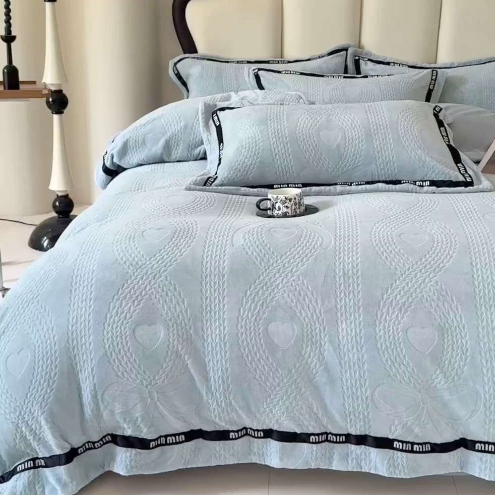 91家纺网 家纺一手货源 找家纺 潮邦创意家居 2025新款冬季雕花牛奶绒四件套-简逸黑钻 简逸黑钻-浅蓝