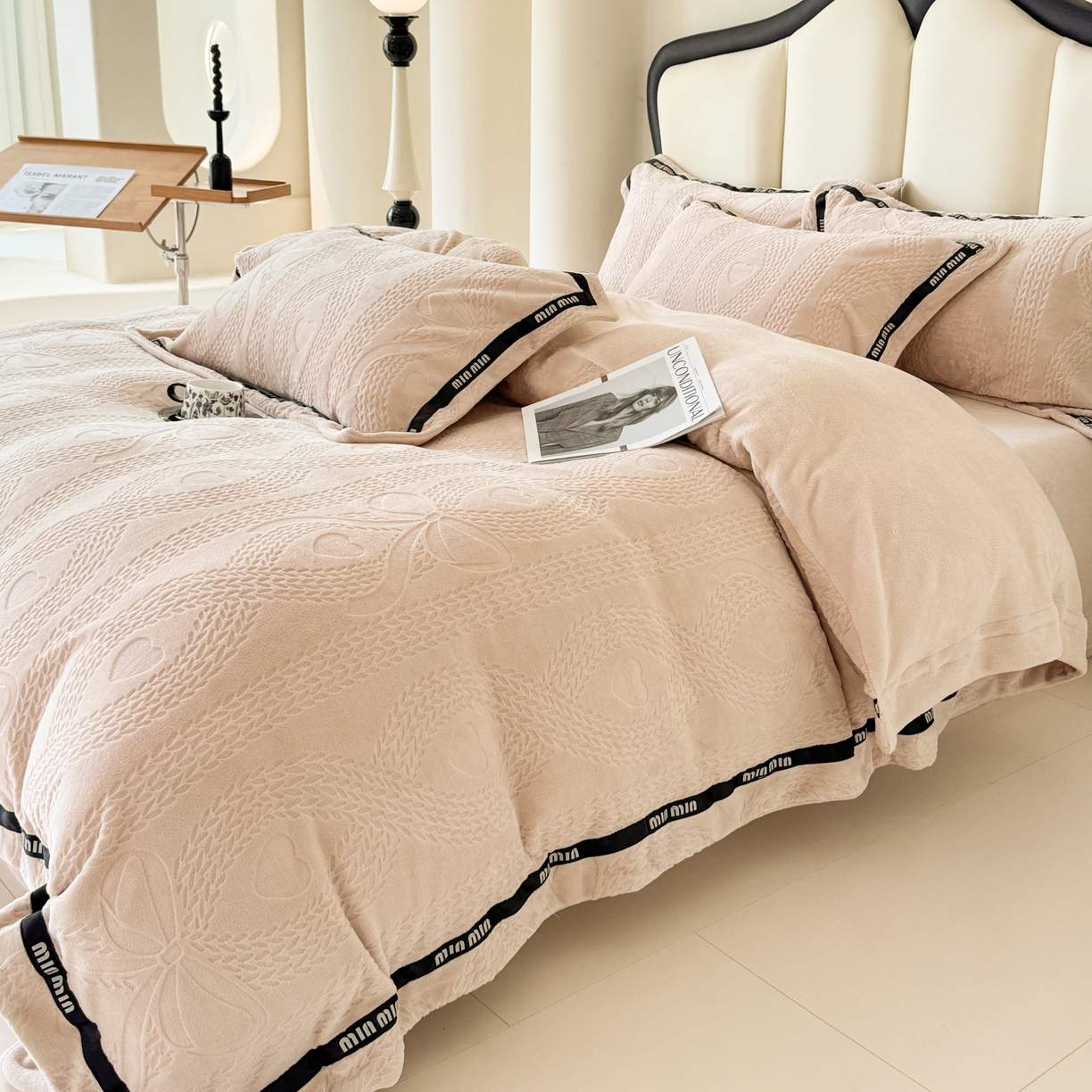 91家纺网 家纺一手货源 找家纺 潮邦创意家居 2025新款冬季雕花牛奶绒四件套-简逸黑钻 简逸黑钻-玉色