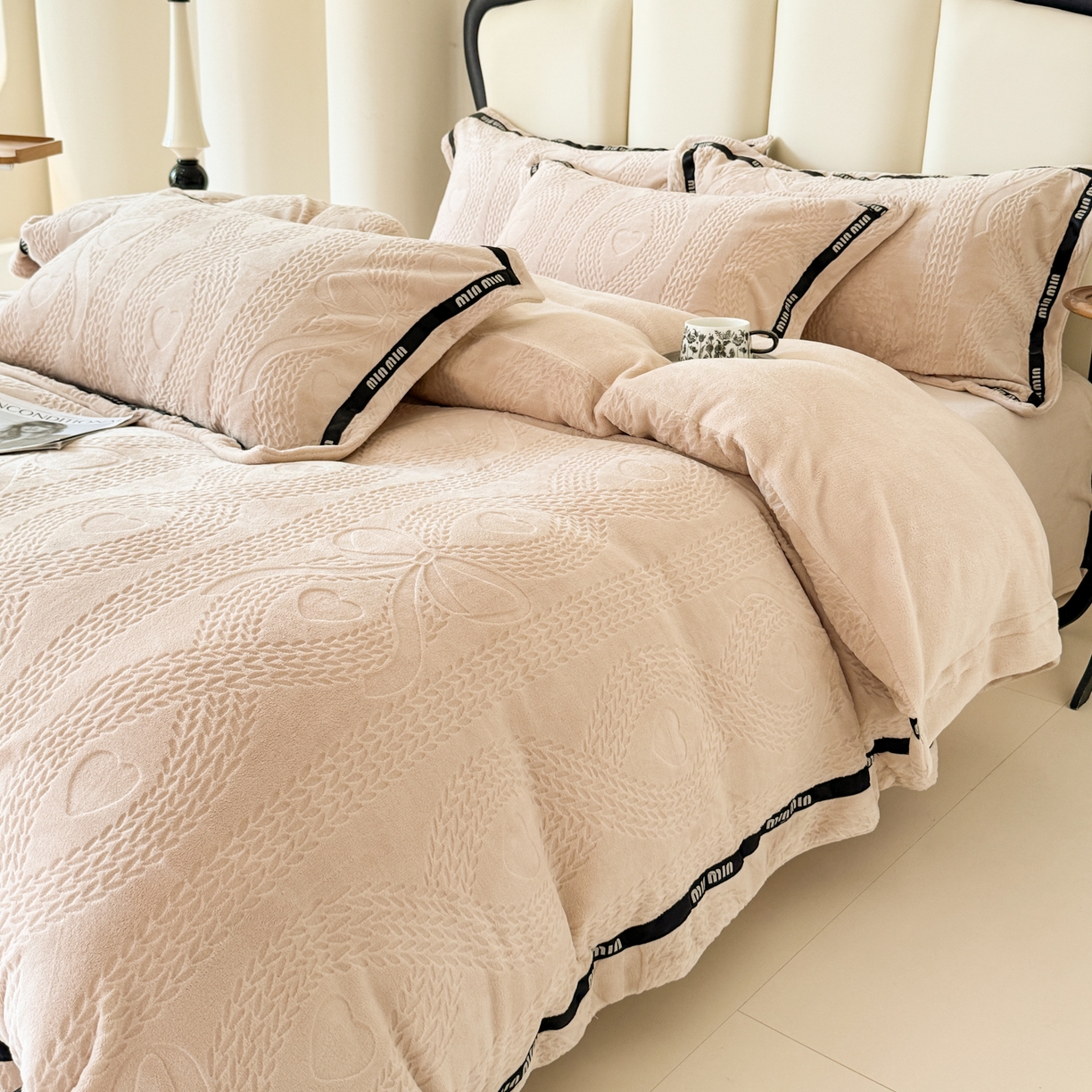 91家纺网 家纺一手货源 找家纺 潮邦创意家居 2025新款冬季雕花牛奶绒四件套-简逸黑钻 简逸黑钻-玉色