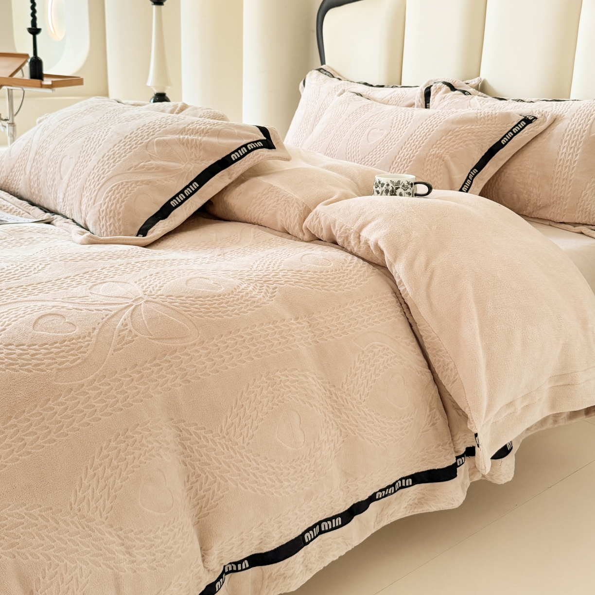 91家纺网 家纺一手货源 找家纺 潮邦创意家居 2025新款冬季雕花牛奶绒四件套-简逸黑钻 简逸黑钻-玉色