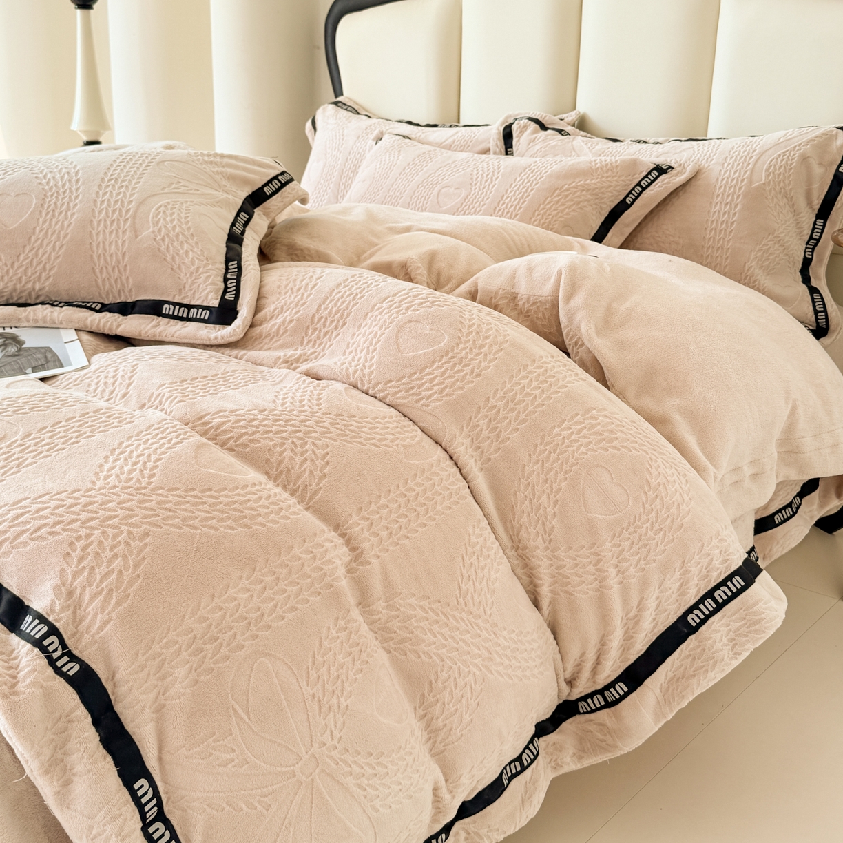 91家纺网 家纺一手货源 找家纺 潮邦创意家居 2025新款冬季雕花牛奶绒四件套-简逸黑钻 简逸黑钻-玉色