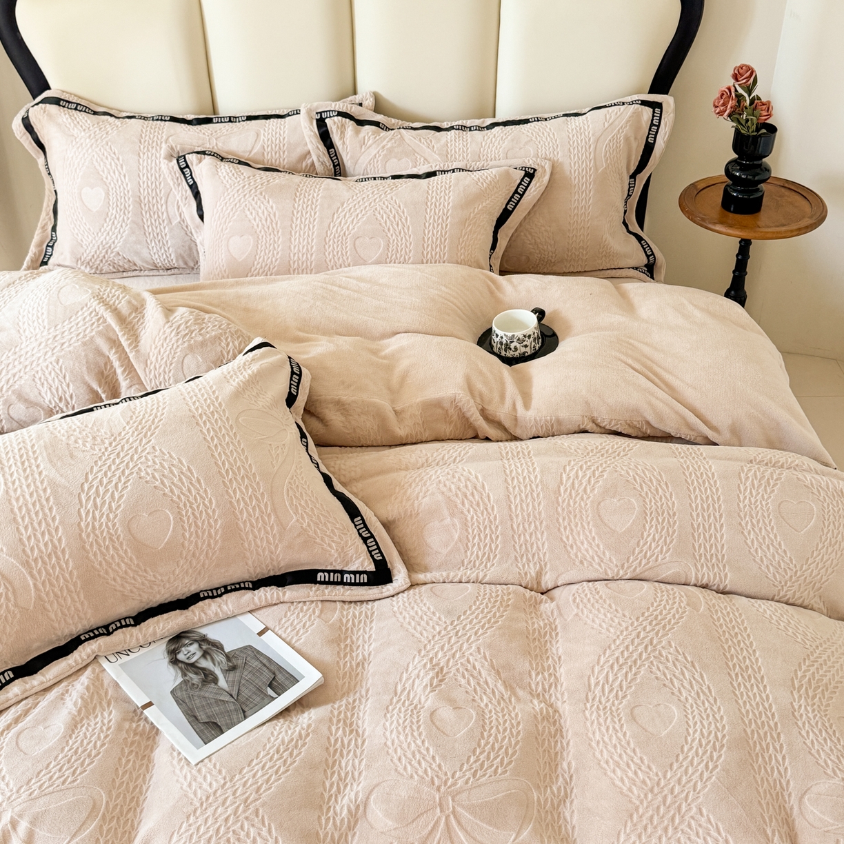 91家纺网 家纺一手货源 找家纺 潮邦创意家居 2025新款冬季雕花牛奶绒四件套-简逸黑钻 简逸黑钻-玉色