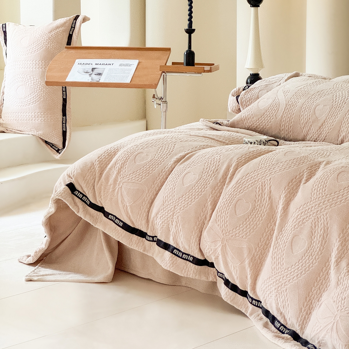 91家纺网 家纺一手货源 找家纺 潮邦创意家居 2025新款冬季雕花牛奶绒四件套-简逸黑钻 简逸黑钻-玉色