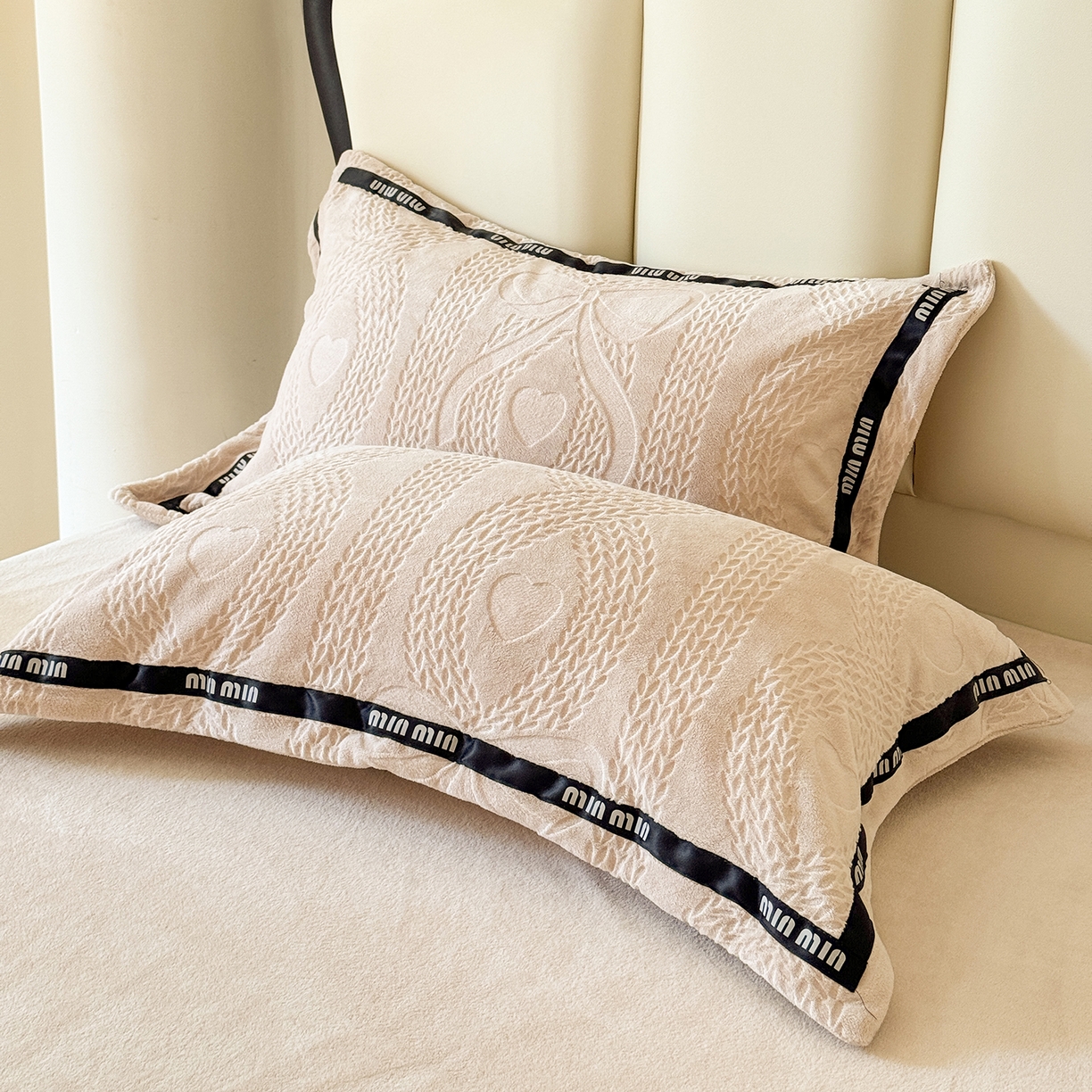 91家纺网 家纺一手货源 找家纺 潮邦创意家居 2025新款冬季雕花牛奶绒四件套-简逸黑钻 简逸黑钻-玉色