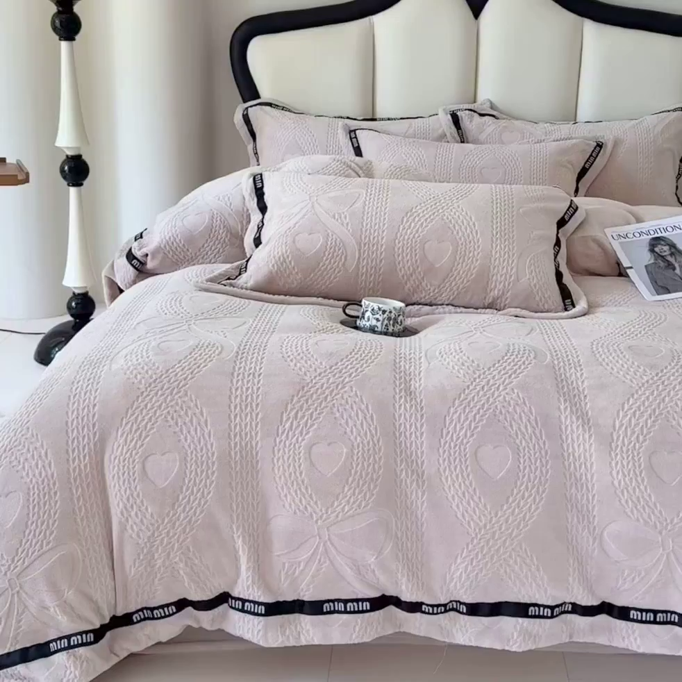 91家纺网 家纺一手货源 找家纺 潮邦创意家居 2025新款冬季雕花牛奶绒四件套-简逸黑钻 简逸黑钻-玉色