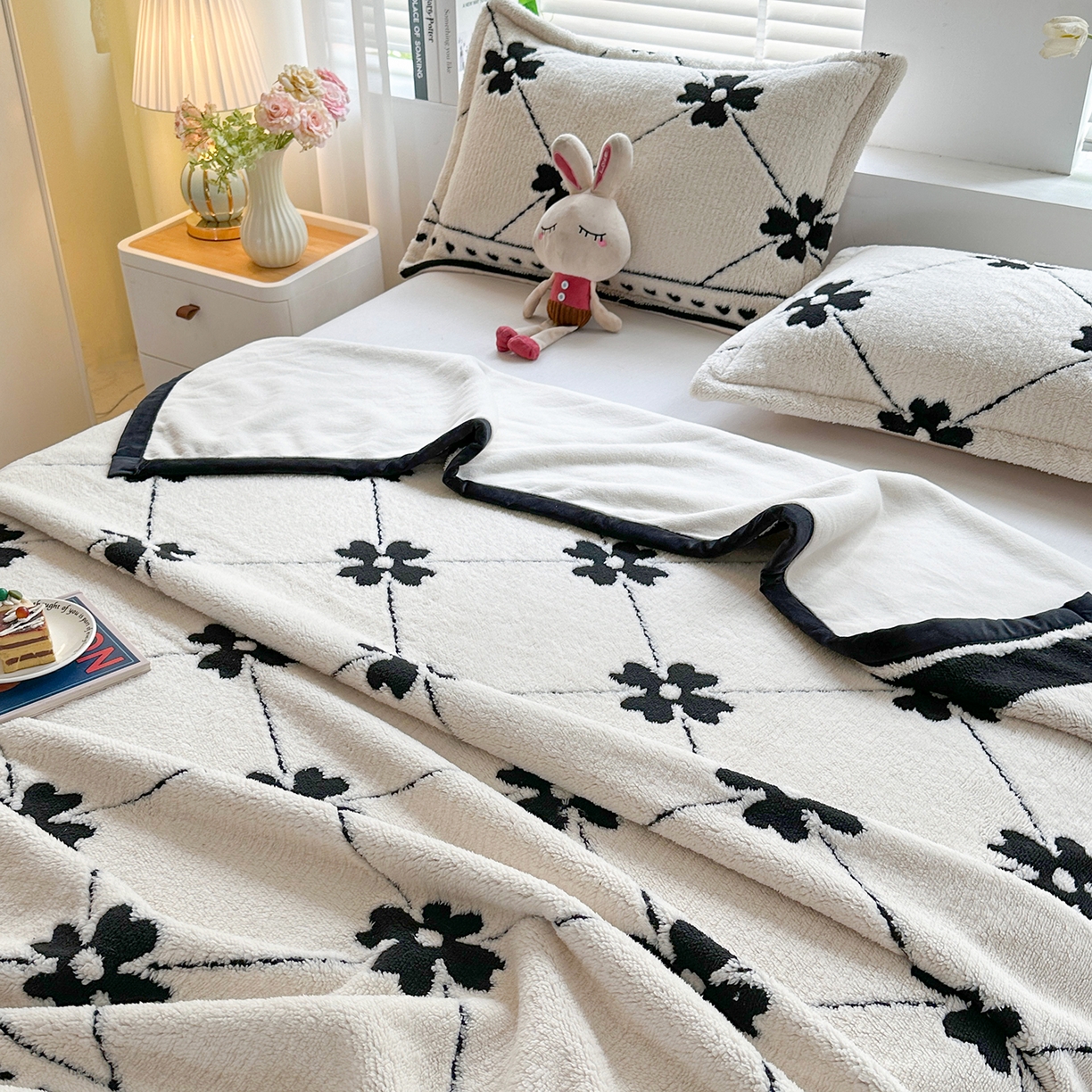 91家纺网 家纺一手货源 找家纺 悦织湾家纺 2025新款黑白阳离子熊猫绒毛球毯轻奢雅致多功能毛毯盖毯休闲毯沙发毯跨境专供可定制量大可谈 熊猫绒-爱心花朵（不带球）
