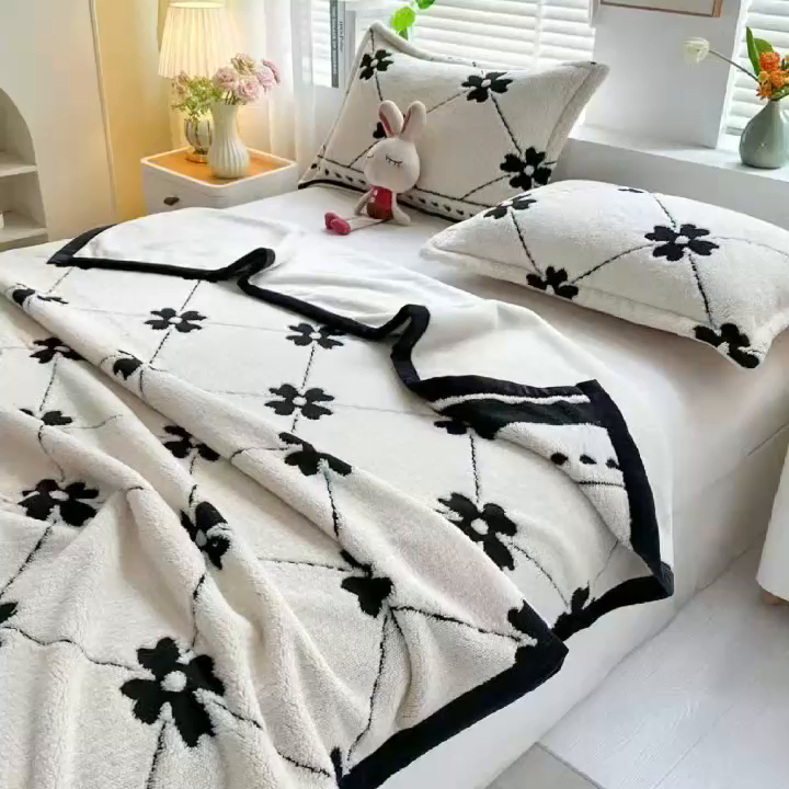 91家纺网 家纺一手货源 找家纺 悦织湾家纺 2025新款黑白阳离子熊猫绒毛球毯轻奢雅致多功能毛毯盖毯休闲毯沙发毯跨境专供可定制量大可谈 熊猫绒-爱心花朵（不带球）