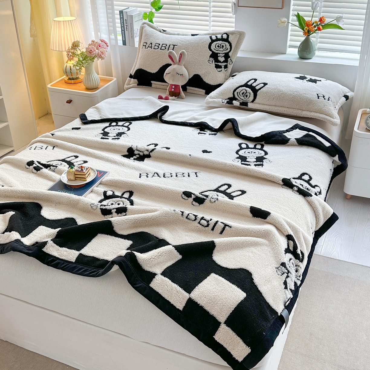 91家纺网 家纺一手货源 找家纺 悦织湾家纺 2025新款黑白阳离子熊猫绒毛球毯轻奢雅致多功能毛毯盖毯休闲毯沙发毯跨境专供可定制量大可谈 熊猫绒-小布布（不带球）