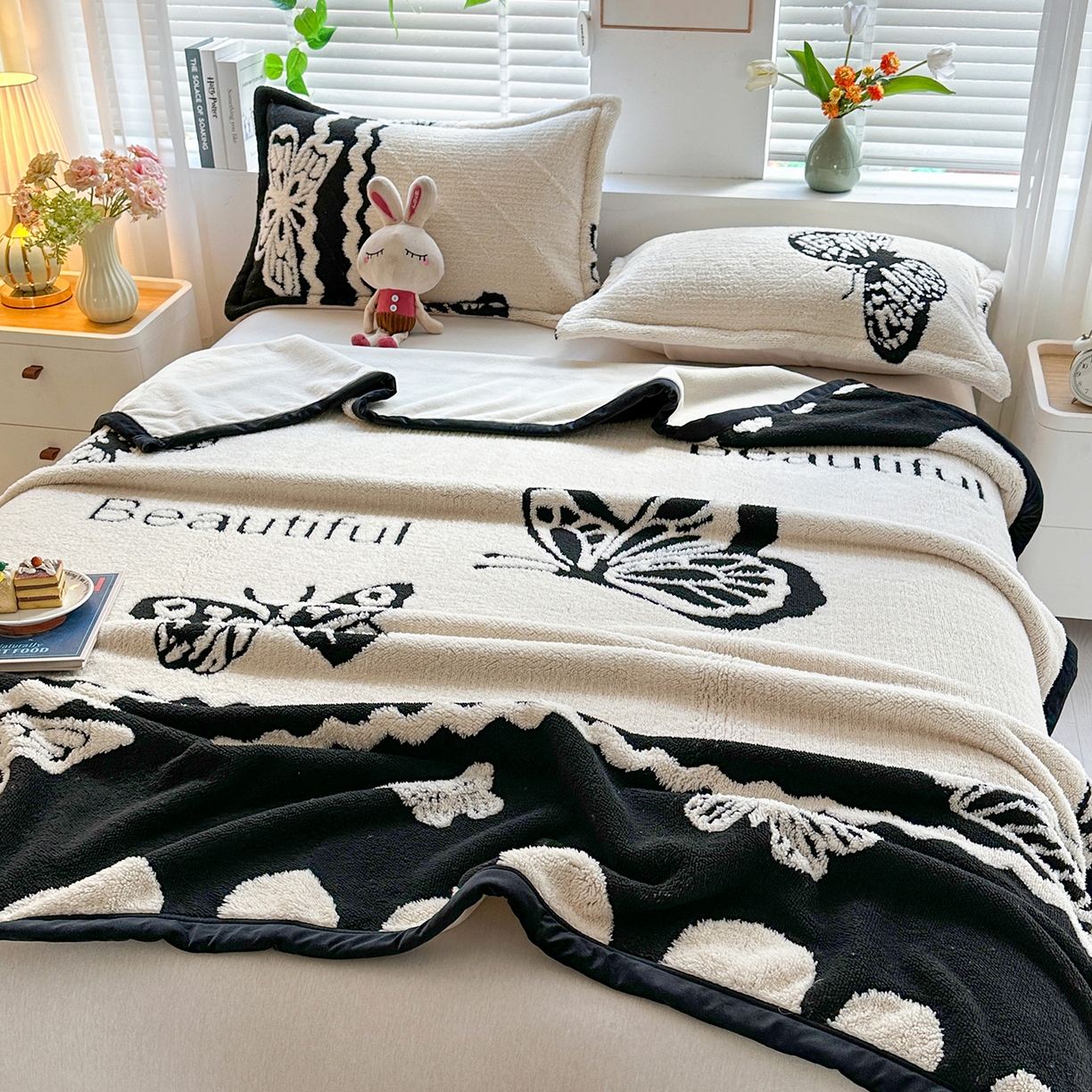 91家纺网 家纺一手货源 找家纺 悦织湾家纺 2025新款黑白阳离子熊猫绒毛球毯轻奢雅致多功能毛毯盖毯休闲毯沙发毯跨境专供可定制量大可谈 熊猫绒-英文蝴蝶（不带球）