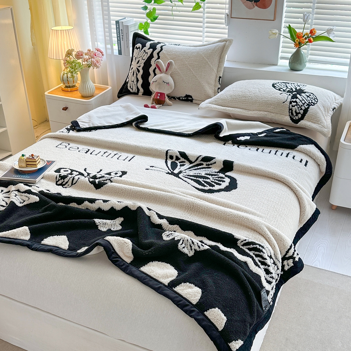 91家纺网 家纺一手货源 找家纺 悦织湾家纺 2025新款黑白阳离子熊猫绒毛球毯轻奢雅致多功能毛毯盖毯休闲毯沙发毯跨境专供可定制量大可谈 熊猫绒-英文蝴蝶（不带球）