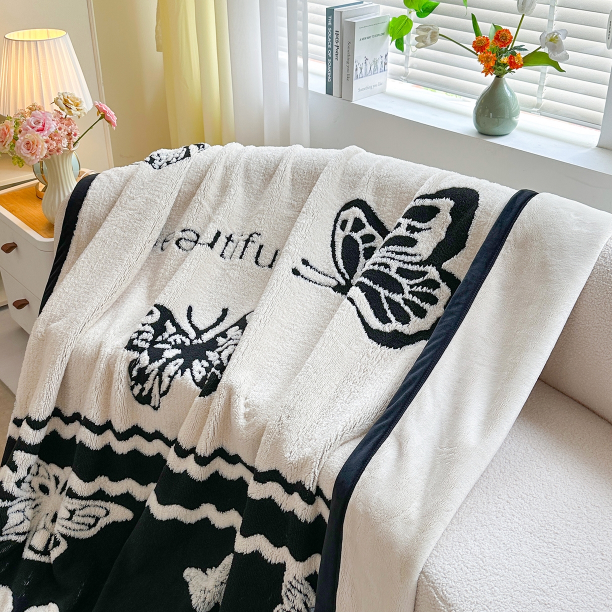 91家纺网 家纺一手货源 找家纺 悦织湾家纺 2025新款黑白阳离子熊猫绒毛球毯轻奢雅致多功能毛毯盖毯休闲毯沙发毯跨境专供可定制量大可谈 熊猫绒-英文蝴蝶（不带球）