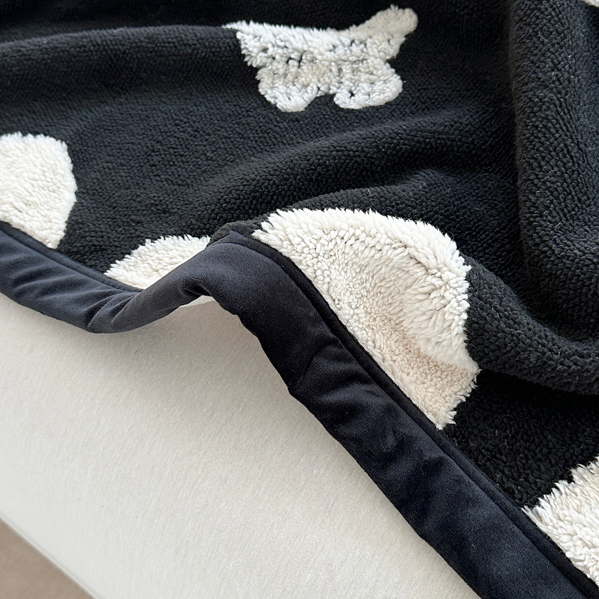 91家纺网 家纺一手货源 找家纺 悦织湾家纺 2025新款黑白阳离子熊猫绒毛球毯轻奢雅致多功能毛毯盖毯休闲毯沙发毯跨境专供可定制量大可谈 熊猫绒-英文蝴蝶（不带球）