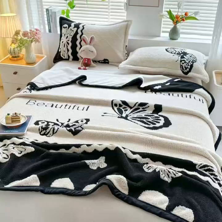 91家纺网 家纺一手货源 找家纺 悦织湾家纺 2025新款黑白阳离子熊猫绒毛球毯轻奢雅致多功能毛毯盖毯休闲毯沙发毯跨境专供可定制量大可谈 熊猫绒-英文蝴蝶（不带球）