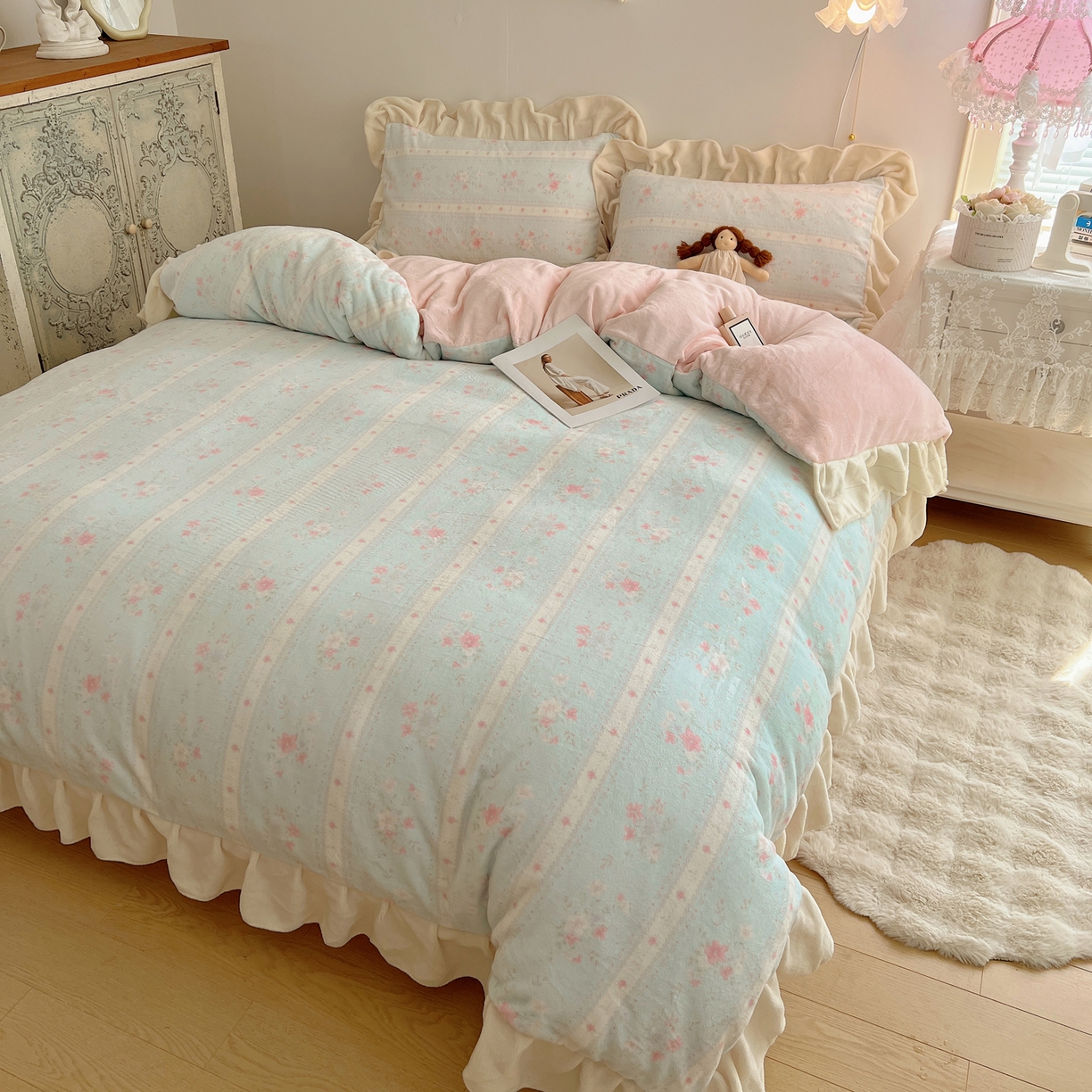 91家纺网 家纺一手货源 找家纺 桃喜 2025新款牛奶绒碎花花边系列四件套【会员-5】 馥郁蓝