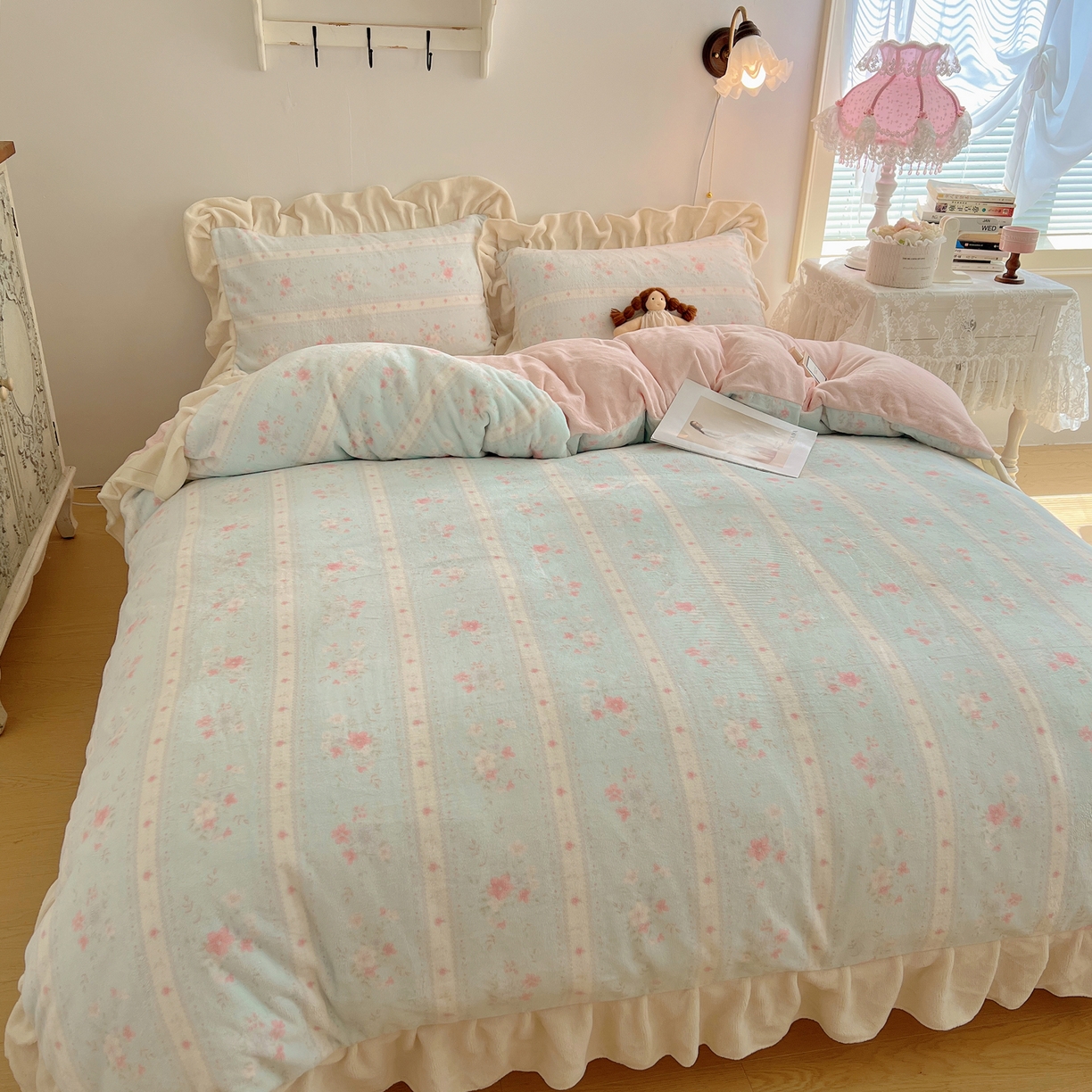 91家纺网 家纺一手货源 找家纺 桃喜 2025新款牛奶绒碎花花边系列四件套【会员-5】 馥郁蓝