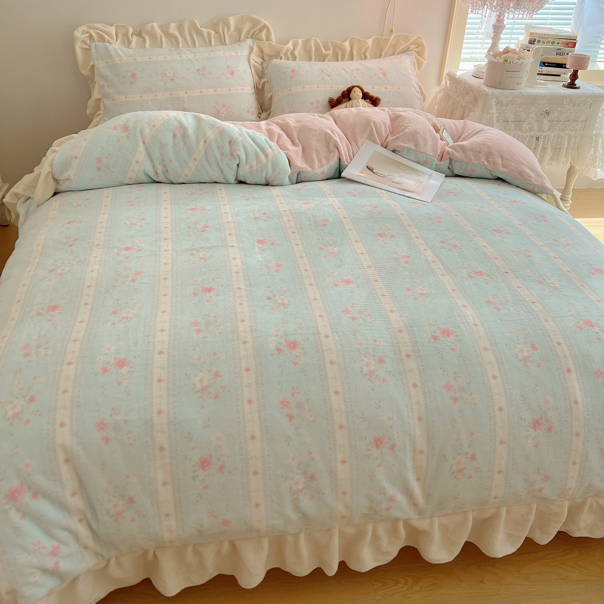 91家纺网 家纺一手货源 找家纺 桃喜 2025新款牛奶绒碎花花边系列四件套【会员-5】 馥郁蓝