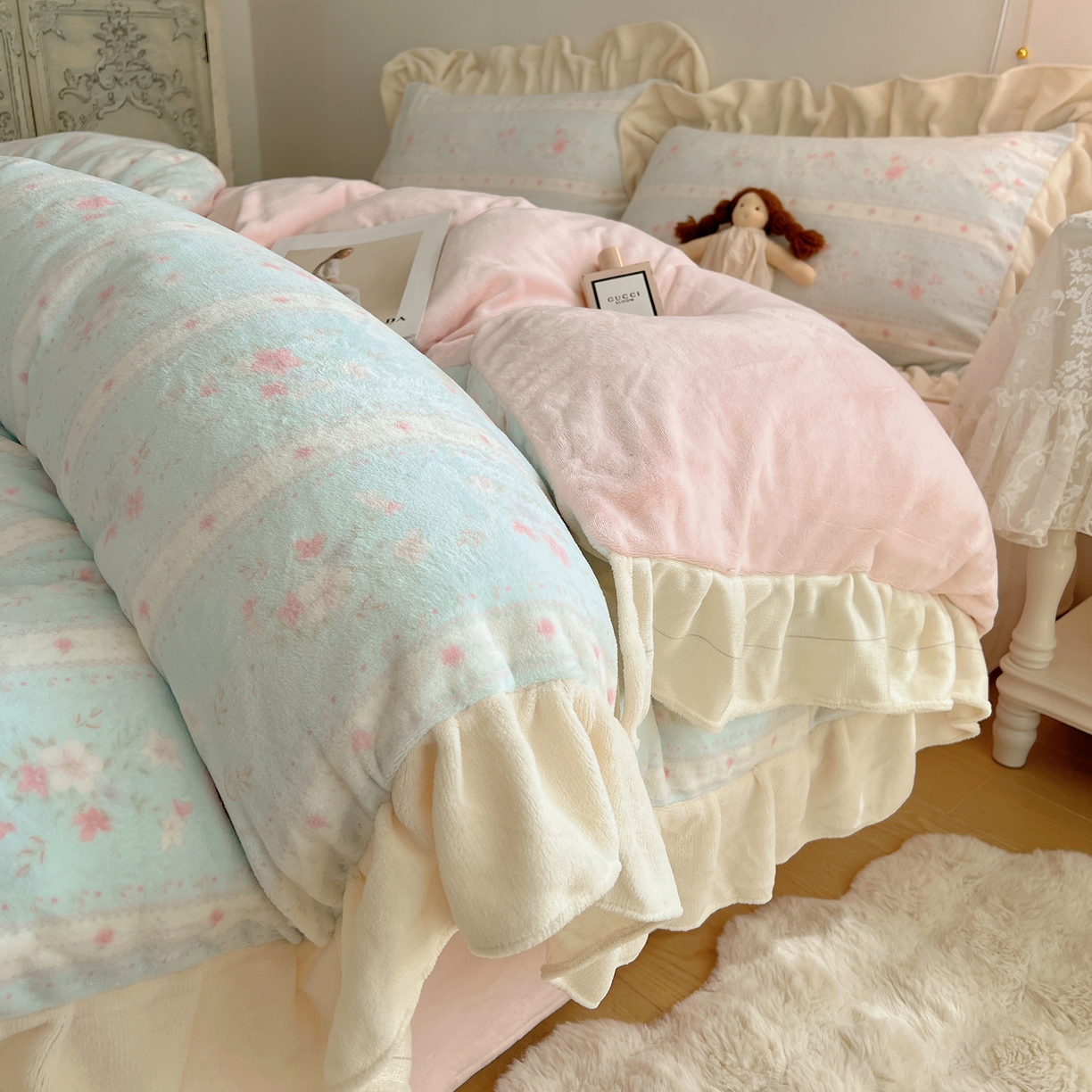 91家纺网 家纺一手货源 找家纺 桃喜 2025新款牛奶绒碎花花边系列四件套【会员-5】 馥郁蓝