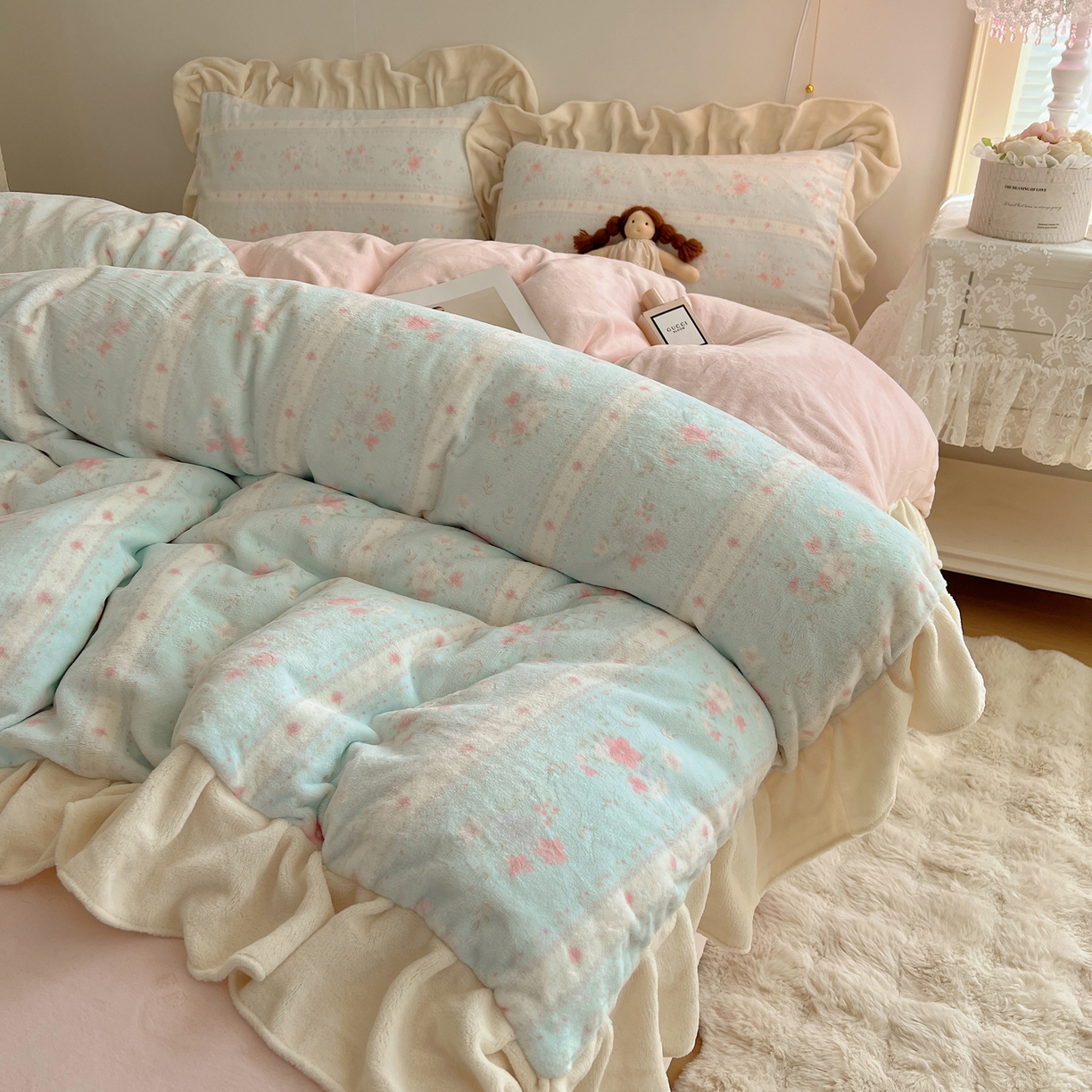 91家纺网 家纺一手货源 找家纺 桃喜 2025新款牛奶绒碎花花边系列四件套【会员-5】 馥郁蓝