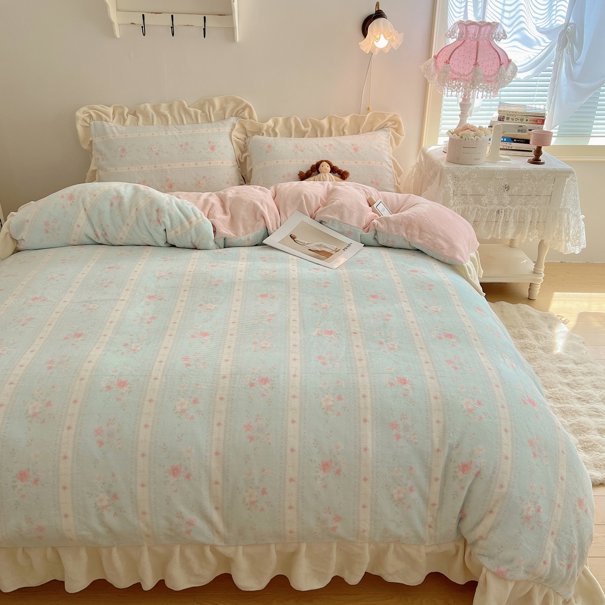 91家纺网 家纺一手货源 找家纺 桃喜 2025新款牛奶绒碎花花边系列四件套【会员-5】 馥郁蓝