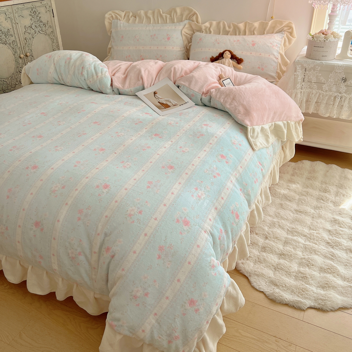 91家纺网 家纺一手货源 找家纺 桃喜 2025新款牛奶绒碎花花边系列四件套【会员-5】 馥郁蓝