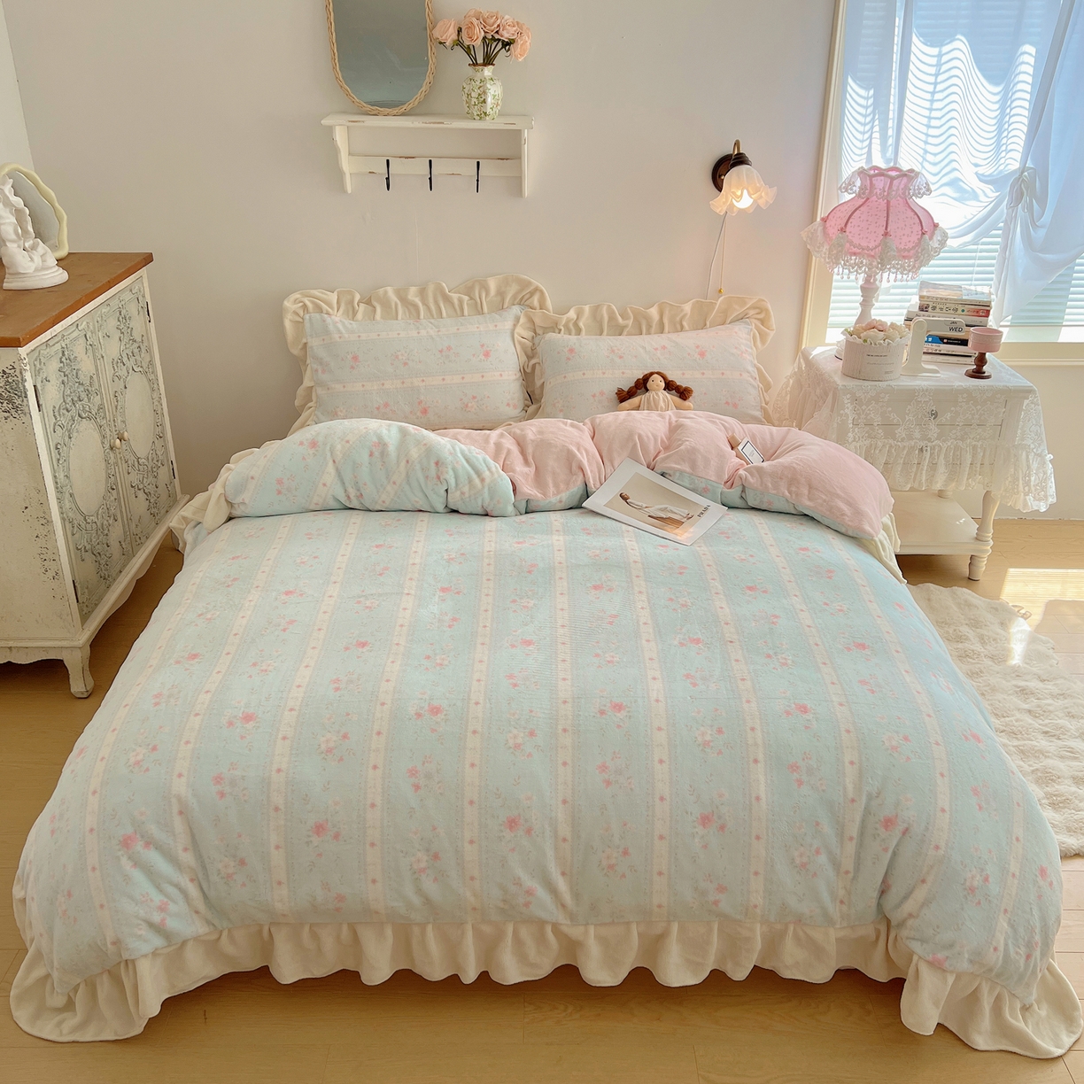 91家纺网 家纺一手货源 找家纺 桃喜 2025新款牛奶绒碎花花边系列四件套【会员-5】 馥郁蓝