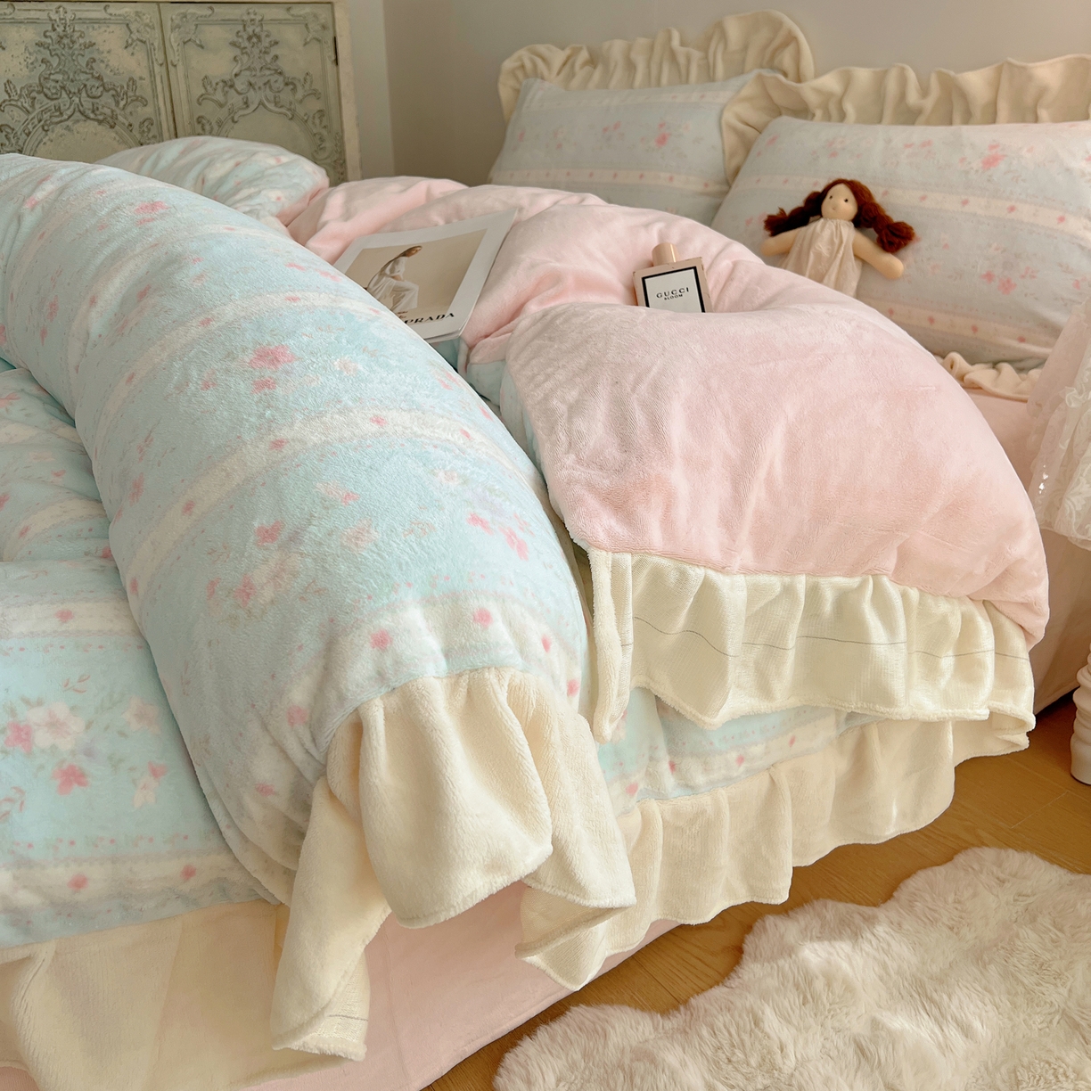 91家纺网 家纺一手货源 找家纺 桃喜 2025新款牛奶绒碎花花边系列四件套【会员-5】 馥郁蓝