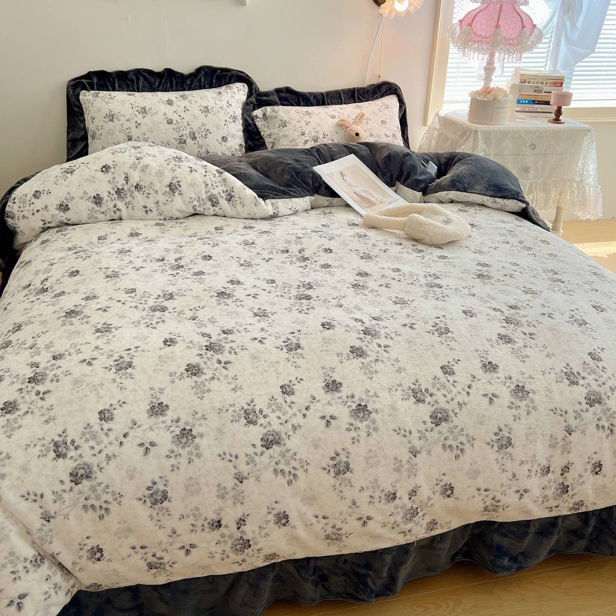 91家纺网 家纺一手货源 找家纺 桃喜 2025新款牛奶绒碎花花边系列四件套【会员-5】 赫本