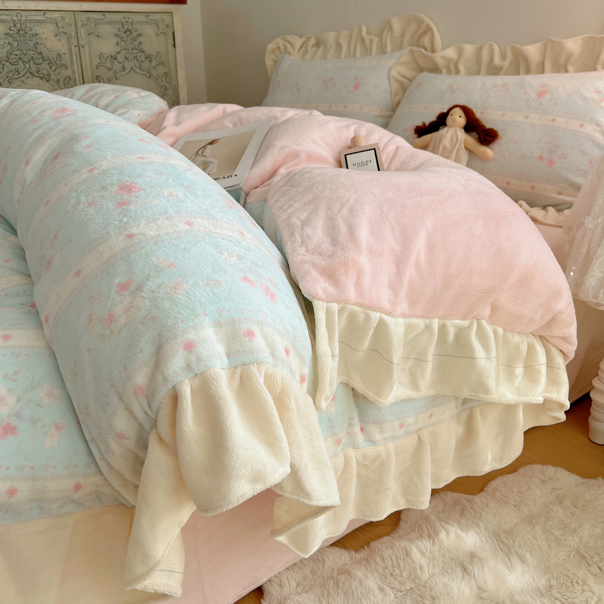 91家纺网 家纺一手货源 找家纺 桃喜 2025新款牛奶绒碎花花边系列四件套【会员-5】 馥郁蓝