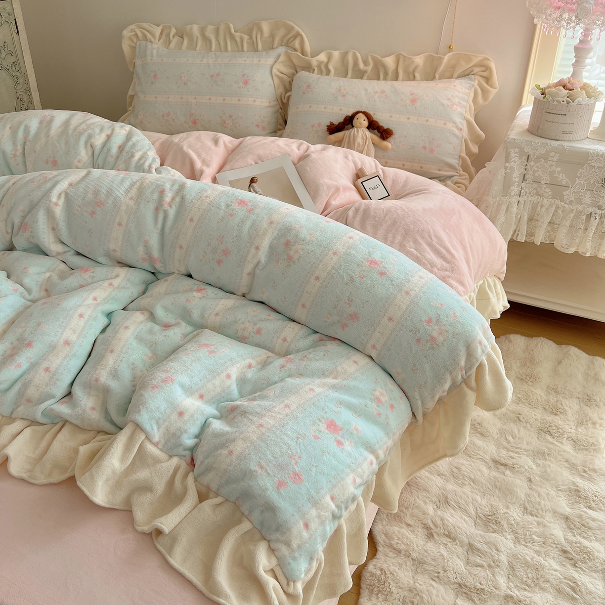 91家纺网 家纺一手货源 找家纺 桃喜 2025新款牛奶绒碎花花边系列四件套【会员-5】 馥郁蓝