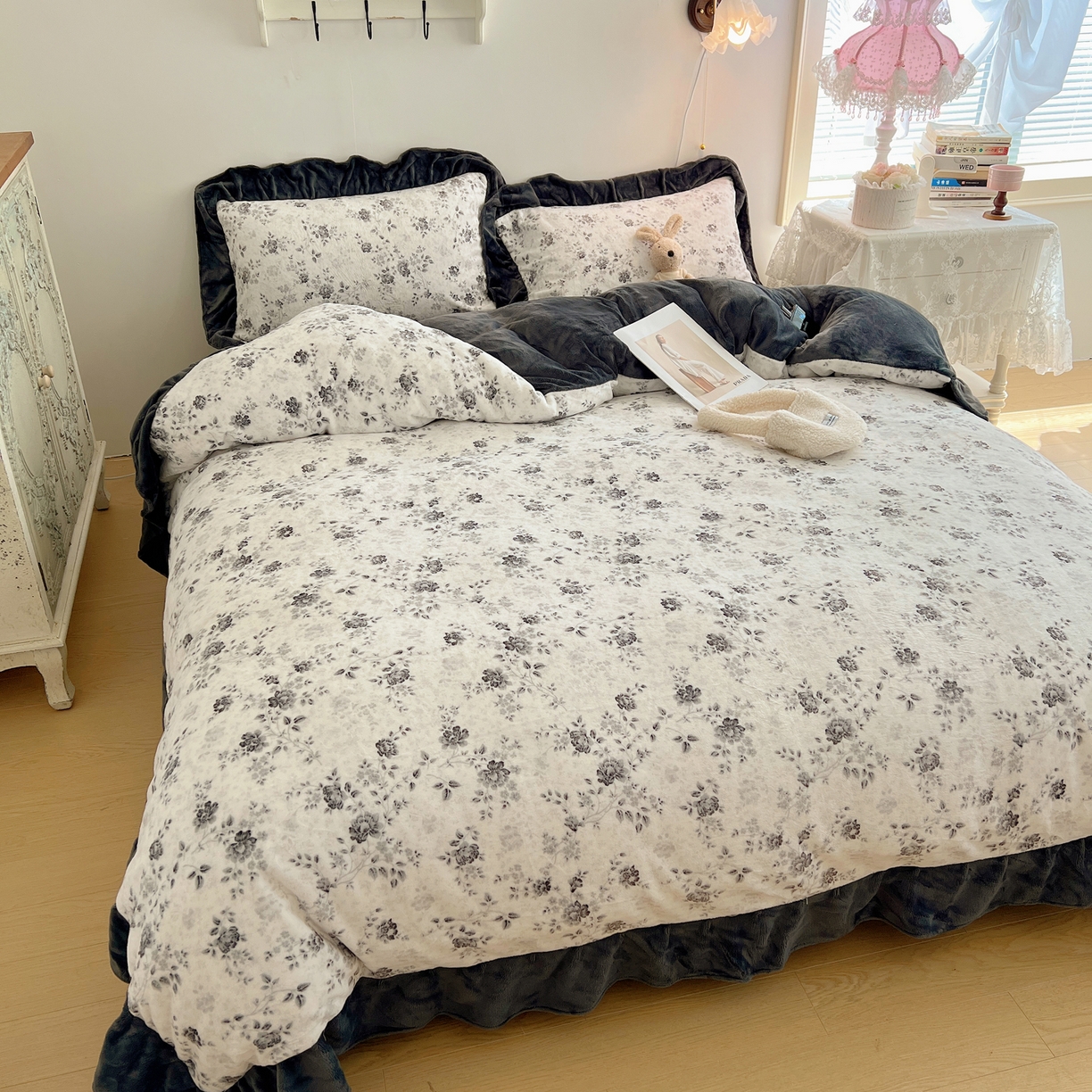 91家纺网 家纺一手货源 找家纺 桃喜 2025新款牛奶绒碎花花边系列四件套【会员-5】 赫本