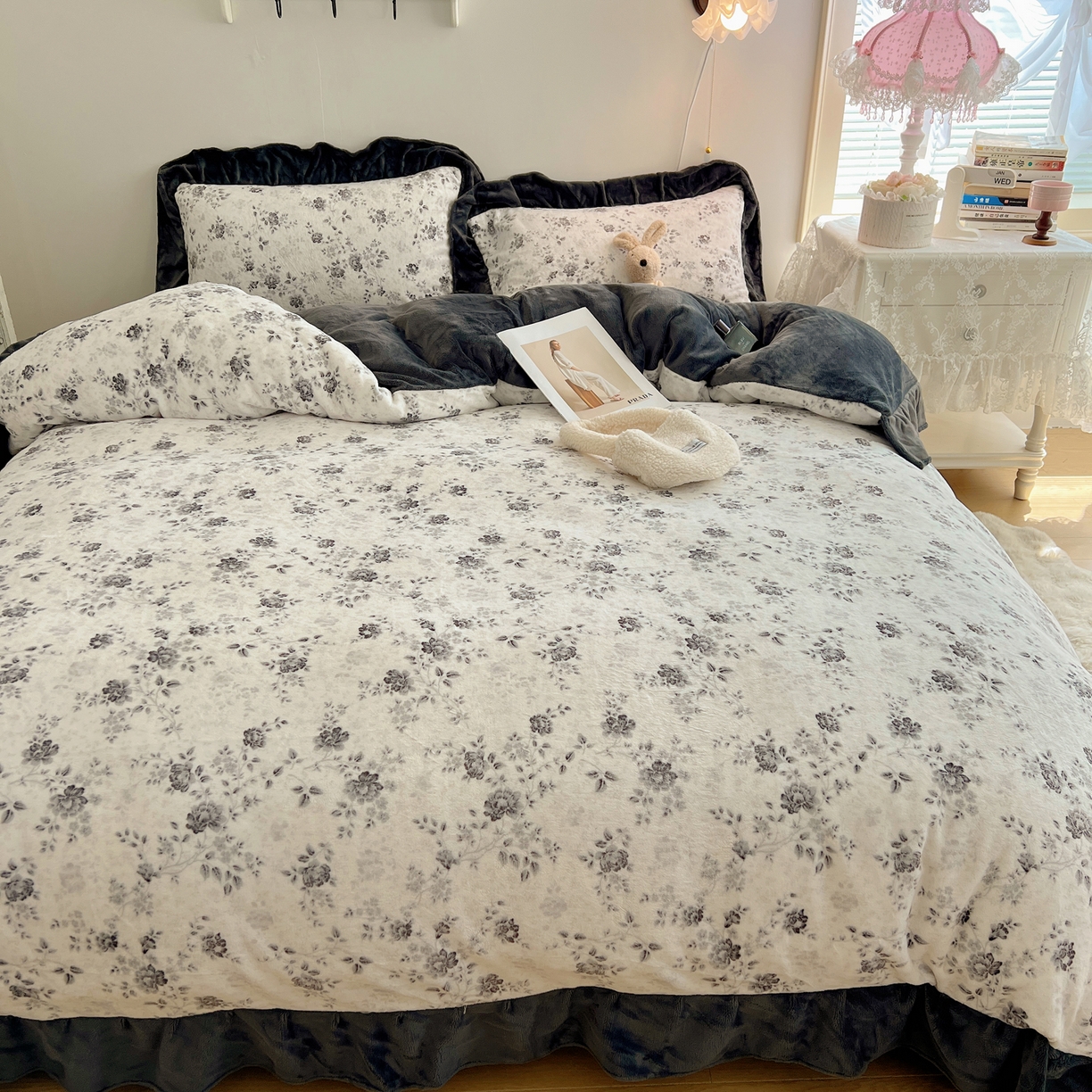 91家纺网 家纺一手货源 找家纺 桃喜 2025新款牛奶绒碎花花边系列四件套【会员-5】 赫本