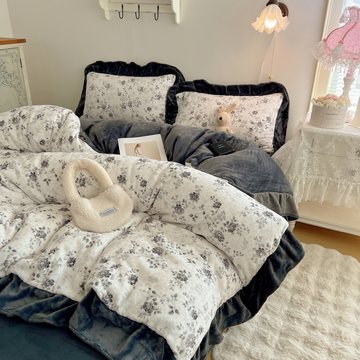 91家纺网 家纺一手货源 找家纺 桃喜 2025新款牛奶绒碎花花边系列四件套【会员-5】 赫本